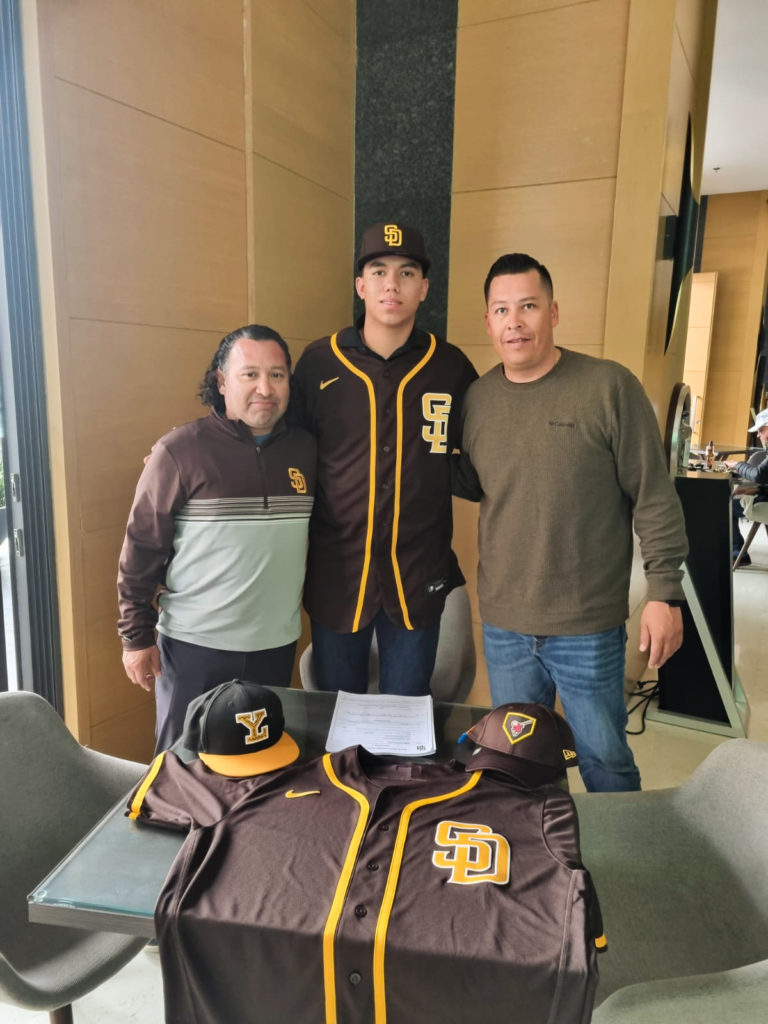 Joven prospecto de los Leones, firma con los padres de San Diego!